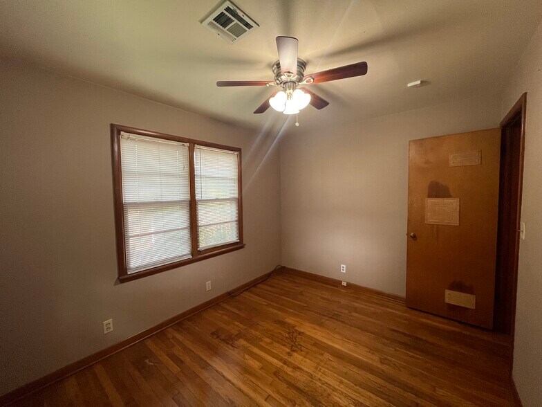 Building Photo - 511 Fleetwood Dr