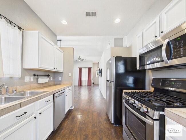 Building Photo - Single Family 3 Bedroom in Desirable Community