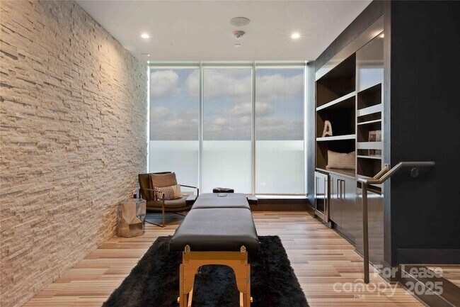 Building Photo - 225 S Poplar St