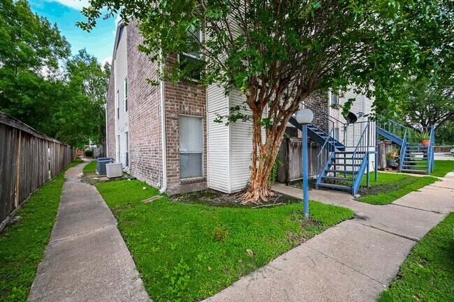 Building Photo - 3900 Woodchase Dr