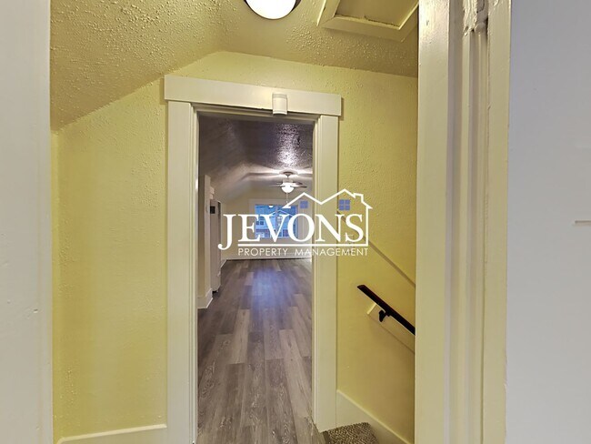 Building Photo - Make yourself at home in this apartment lo...