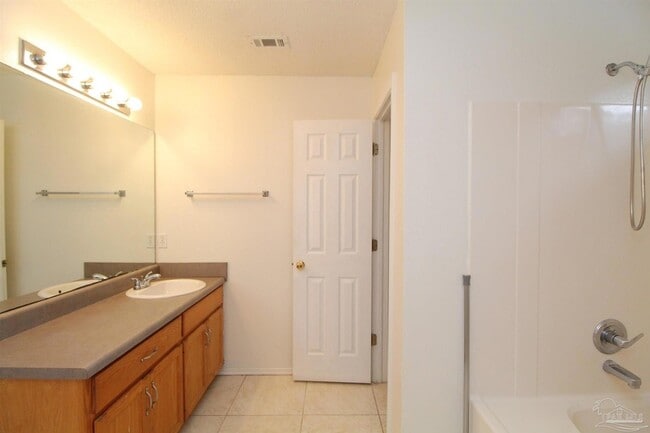 Building Photo - 2432 Gulf Breeze Ave