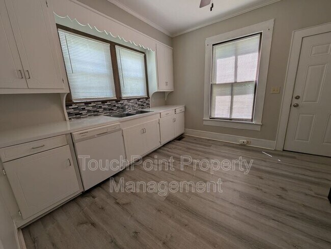 Building Photo - 476 Spring St SW