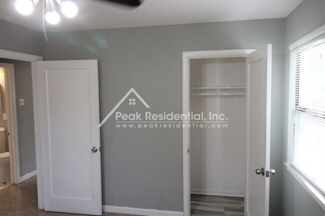 Building Photo - Fruitridge Manor 3bd/1ba House with Garage