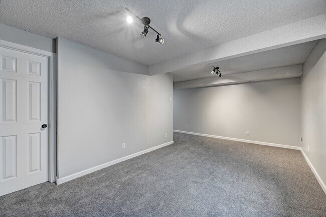 Building Photo - $2,225- 3bed/2bath Home in Fountain with B...