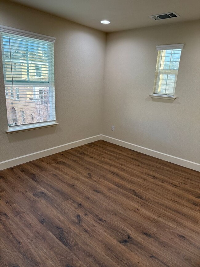 Building Photo - SPACIOUS 3 BEDROOM, 3.5 BATHROOM TOWNHOUSE IN AN EXCELLENT LOCATION. GARAGE. LAUNDRY. BALCONY. A ...