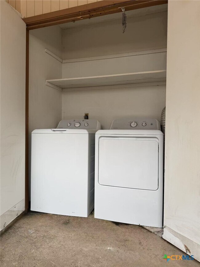 Building Photo - 1051 Country Club Dr