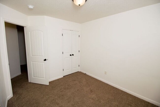 Building Photo - 3 bed, 2.5 bath town house