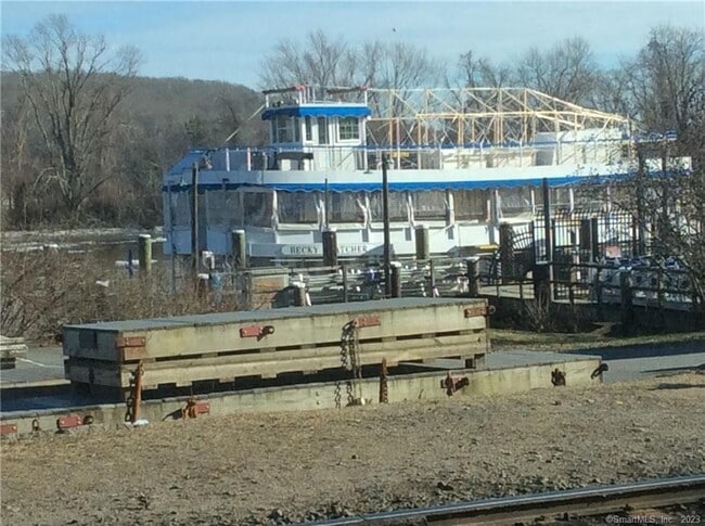 Building Photo - 10 Phelps Ln