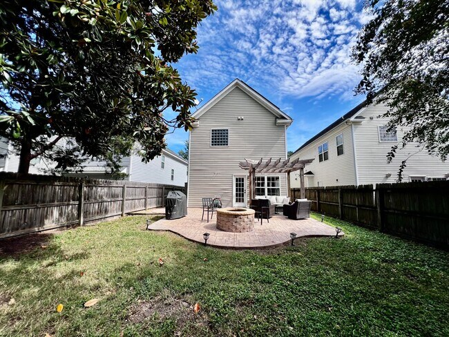 Building Photo - Charming Home Near Town Center VB with Lar...