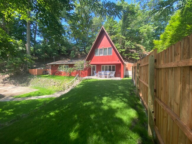 Building Photo - 3384 Millard Ave