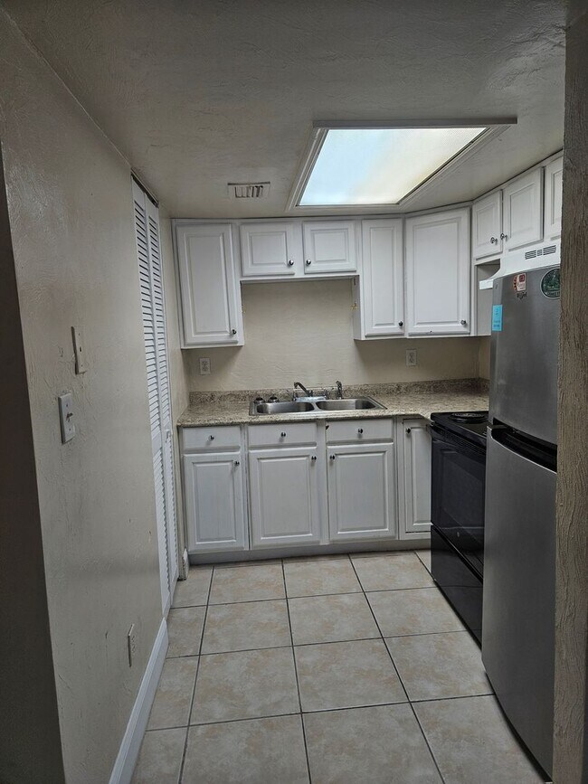 Building Photo - 1 BEDROOM 1 BATH NEWLY RENOVATED CONDO