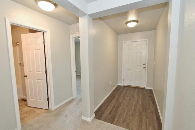 Building Photo - Clean Single-Level Home