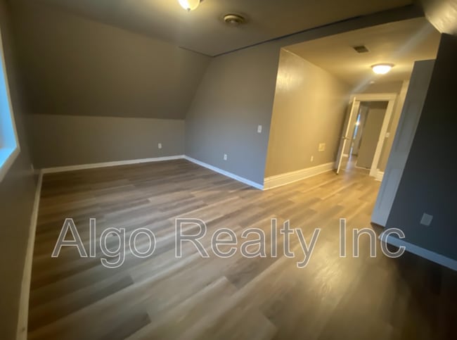 Building Photo - 2211 Queen Ave N