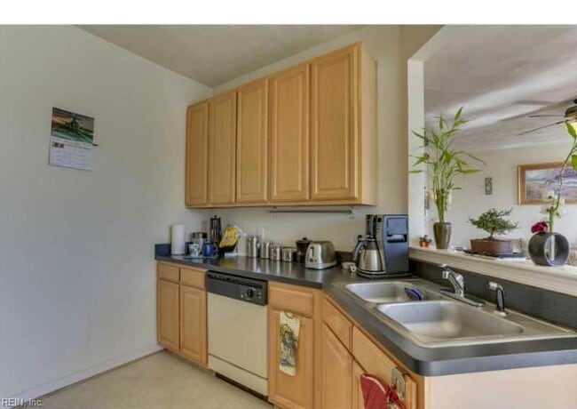 Building Photo - 5236 Summer Crescent