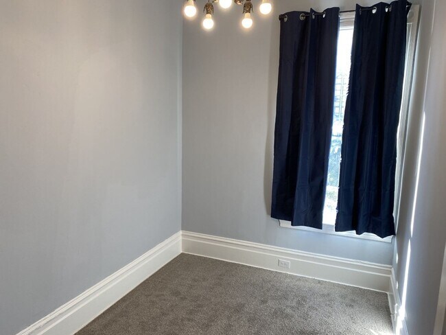 Building Photo - 2 Bedroom, 1 Bath Plus Office