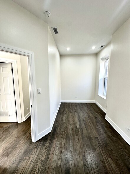 Building Photo - 603 E Bowen Ave