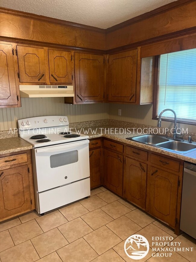 Building Photo - Centrally Located Two Bedroom, One Bathroo...