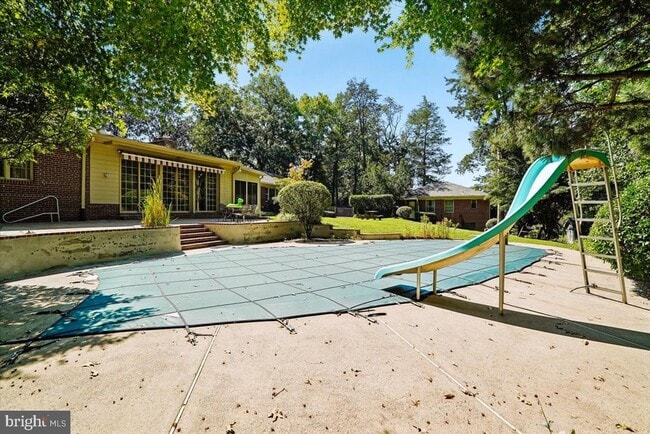 Building Photo - 8106 W Boulevard Dr