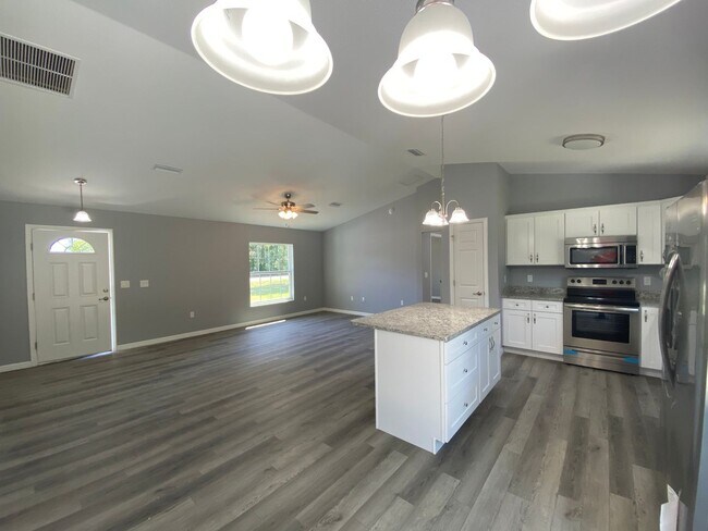 Building Photo - Desirable SW Ocala Neighborhood 3/2/2 *WON...