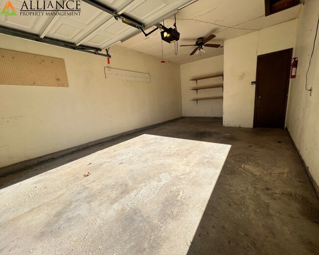 Building Photo - Lovely Home ~ Fenced Yard