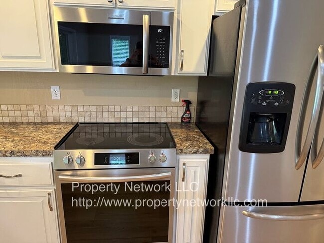 Building Photo - Outstanding 3 Bedroom Fairview Home