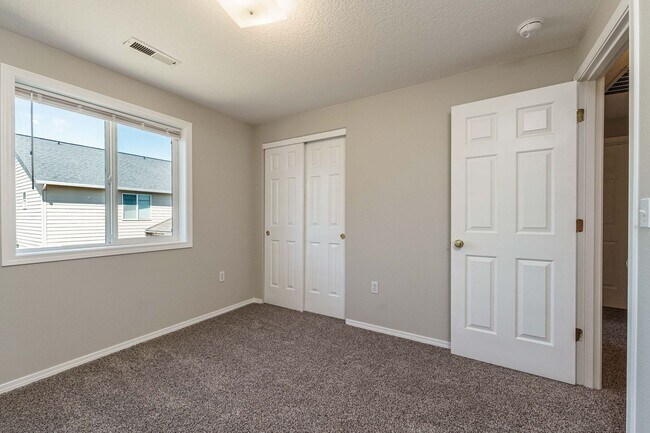 Building Photo - Your Next Home Awaits! 4BR/2.5BA with Fenc...