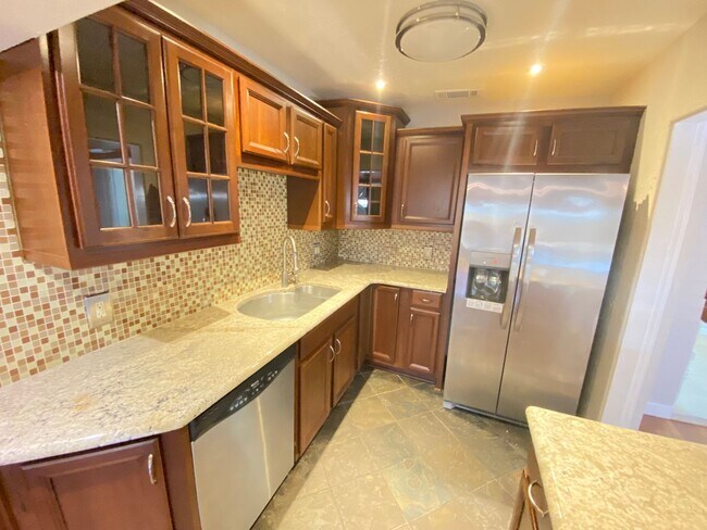 Building Photo - 3/2 single family home minutes from Lake E...