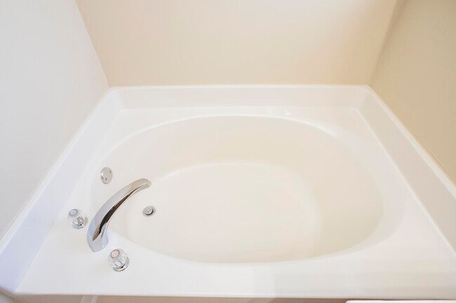 Building Photo - 3 Bed w/Bonus, Large Yard in Sought After ...