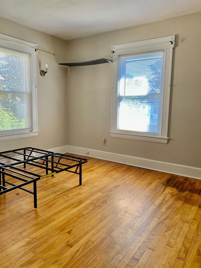 Building Photo - 922 Westcott St