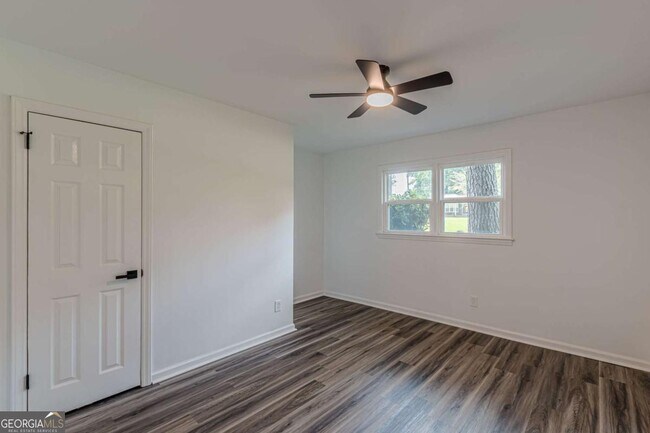 Building Photo - 2352 Glendale Dr