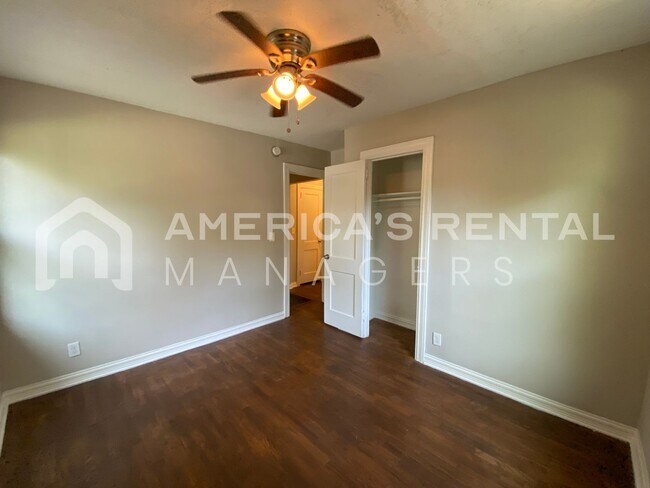 Building Photo - Home for rent in Midfield!