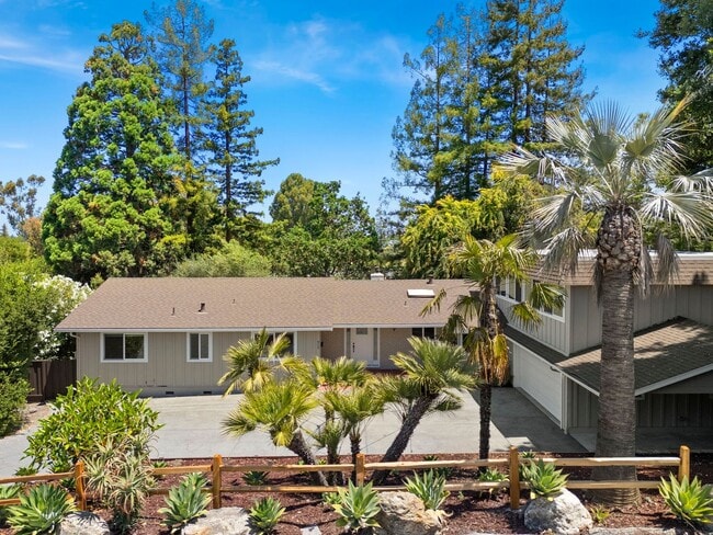 Building Photo - Spacious Menlo Park Retreat with 6 Bedroom...