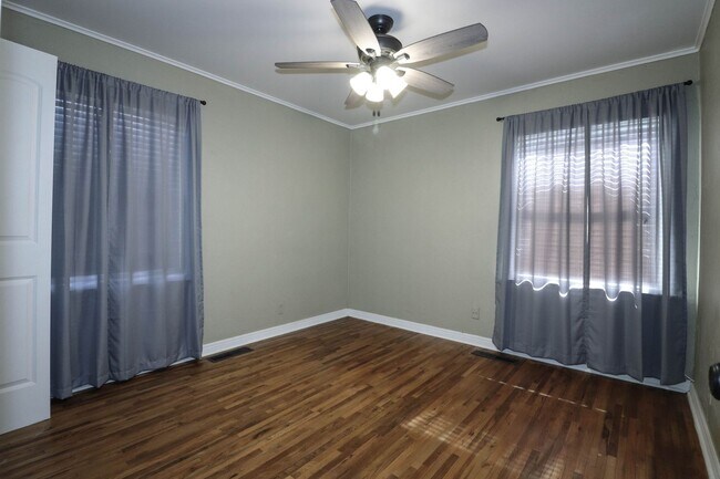 Building Photo - Cozy Bungalow in Brookside area, close to shopping for grocery, coffee shops, restaurants and muc...