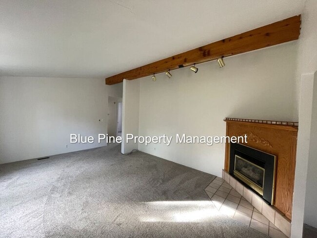 Building Photo - 587 W 10 S