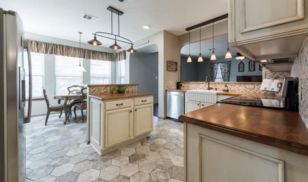 Building Photo - 4405 Woodstock Dr