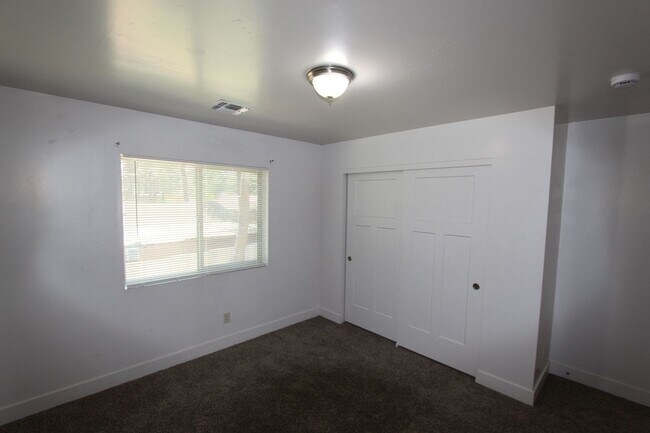 Building Photo - 3BR Home in Mountainaire | Open Layout + Fenced Yard