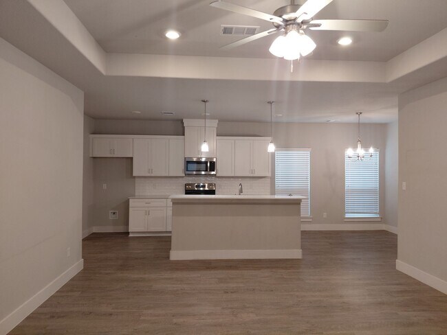 Building Photo - 3/2/2 - GODLEY - COMMUTER Friendly