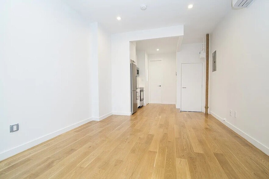 Building Photo - 137 Thompson St