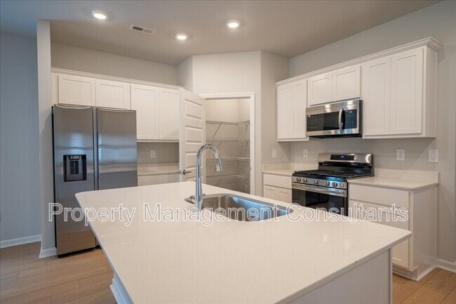 Building Photo - 14653 Mountain Strm Dr