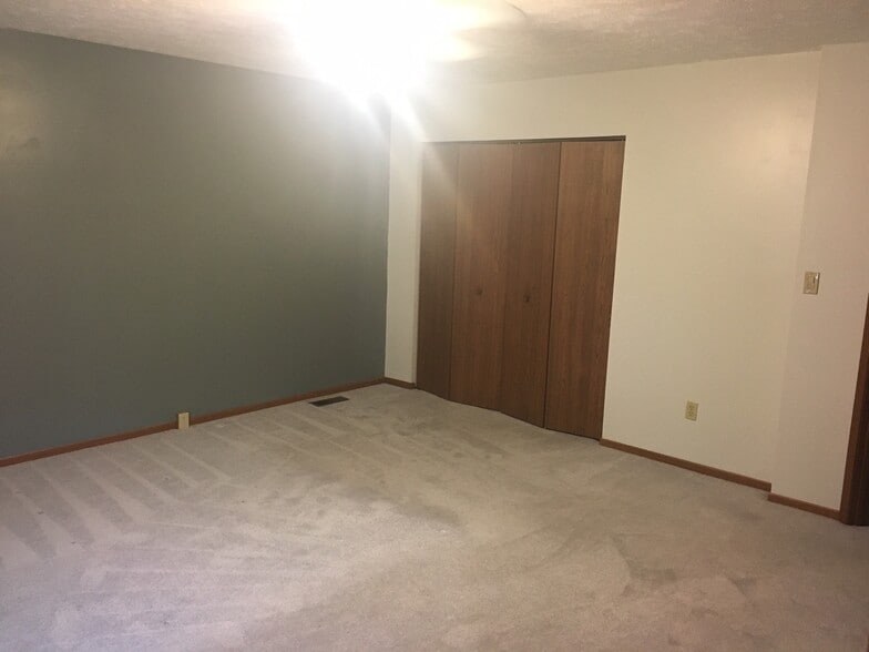 Master Bedroom 15x15 - 115 Villa Dr