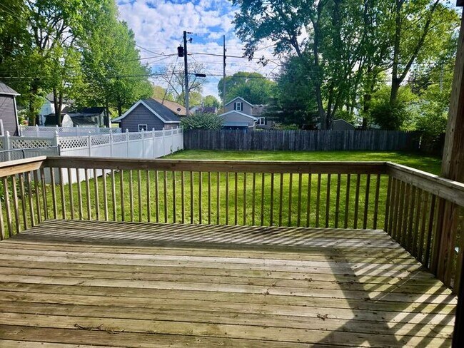 Building Photo - 2 bedroom main floor unit, Berrien Springs