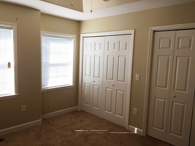 Building Photo - Walk to Beach! Unfurnished, 2 Bedroom, 2.5...