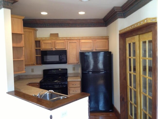 Building Photo - 906 S 5th St