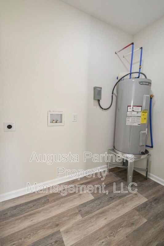 Building Photo - 2122 Circular Dr