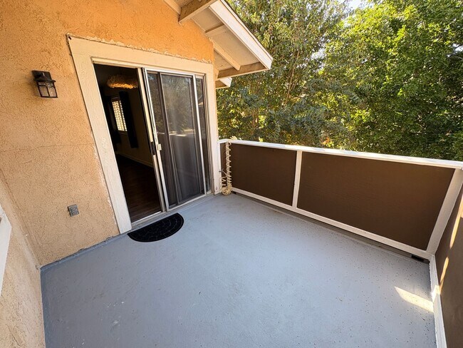 Building Photo - ***MOVE-IN SPECIAL*** AVAILABLE NOW! 2 Bedroom 2 bathroom upstairs unit located in Ontario