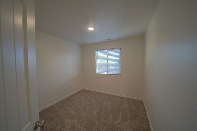 Building Photo - Remodeled 3 Bed / 2.5 Bath Townhome in Great Location