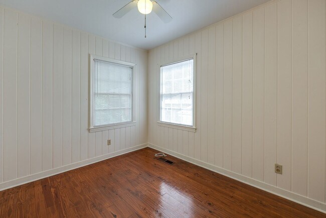 Building Photo - 3 Bedroom, 2 Bath Home Available 10/1/2025...