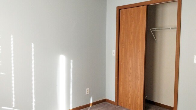 Building Photo - 296 Wintergreen Dr