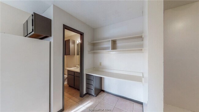 Building Photo - 725 Peppertree Dr